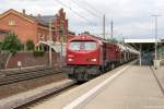 br-250-tiger/443461/v-3305-250-008-0-hvle-- V 330.5 (250 008-0) hvle - Havelländische Eisenbahn AG mit einem Güterzug, bei der durchfahrt in Rathenow und fuhr weiter in Richtung Stendal. 28.07.2015