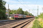 br-143-private/624570/243-559-2-deltarail-gmbh-mit-der 243 559-2 DeltaRail GmbH mit der Wagenlok 5170 026-6 und einem Containerzug in Friesack und fuhr weiter in Richtung Nauen. 18.08.2018