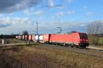BR 185/323434/16022014-1429-uhr---mit-einem 16.02.2014 14:29 Uhr - Mit einem Containerzug aus Hamburg rollt auf der Salzwedeler Schiene 185 224 in Stendal ein.